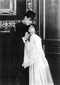 René Cresté and Yvette Andreyor as Judex and Jacqueline